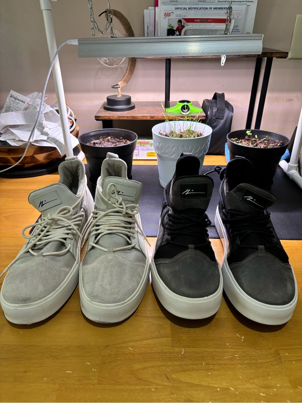 Article number Sneaker Lot Sneakers in Light Gray and Black Men’s.